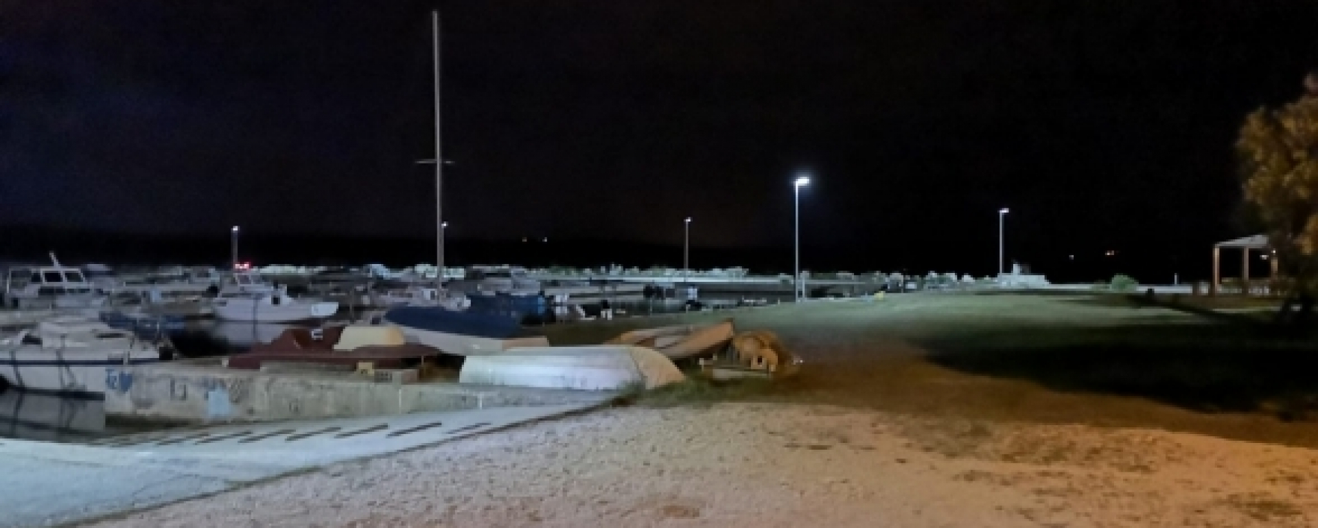 Postavljene solarne led lampe i rasvjetni stupovi u luci Ljubač